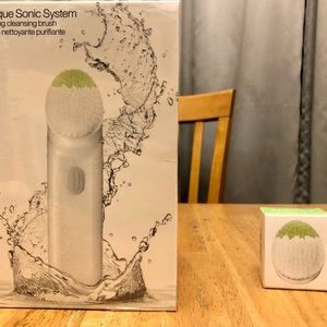 Clinique Sonic System purifying cleansing brush